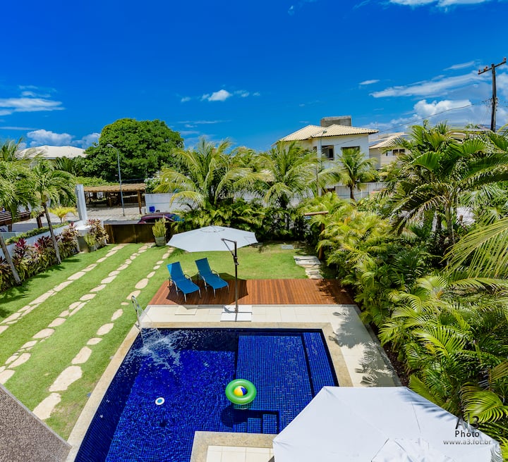 Piscina e deck vistos do alto