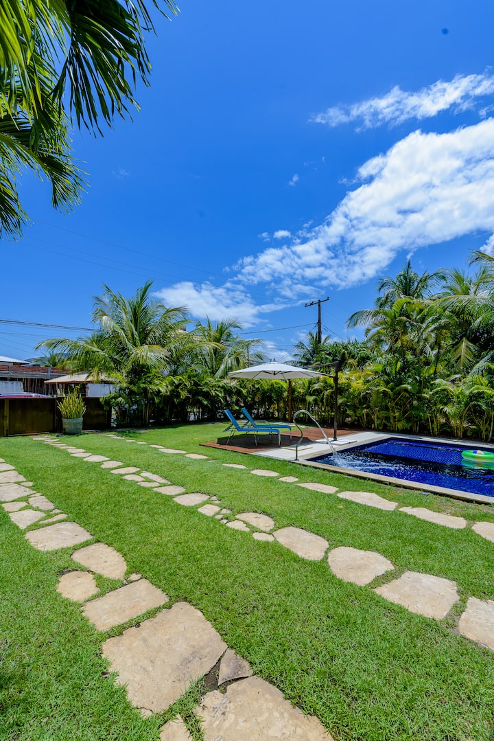 Jardim, piscina e caminho de pedra