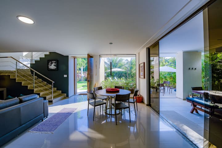 Sala de estar e jantar com escada
