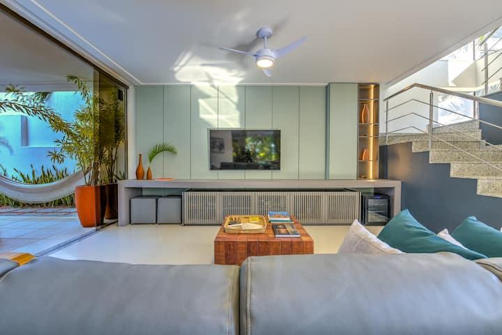 Estar com painel verde-menta