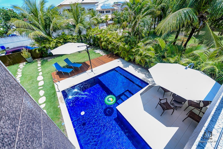 Vista aérea da piscina e do jardim